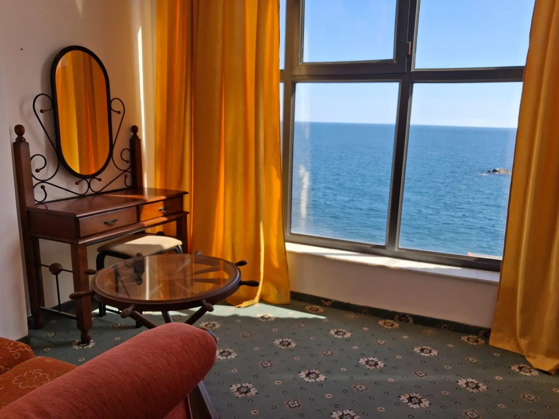 Двухуровневый трехкомнатный люкс с видом на море с балконом