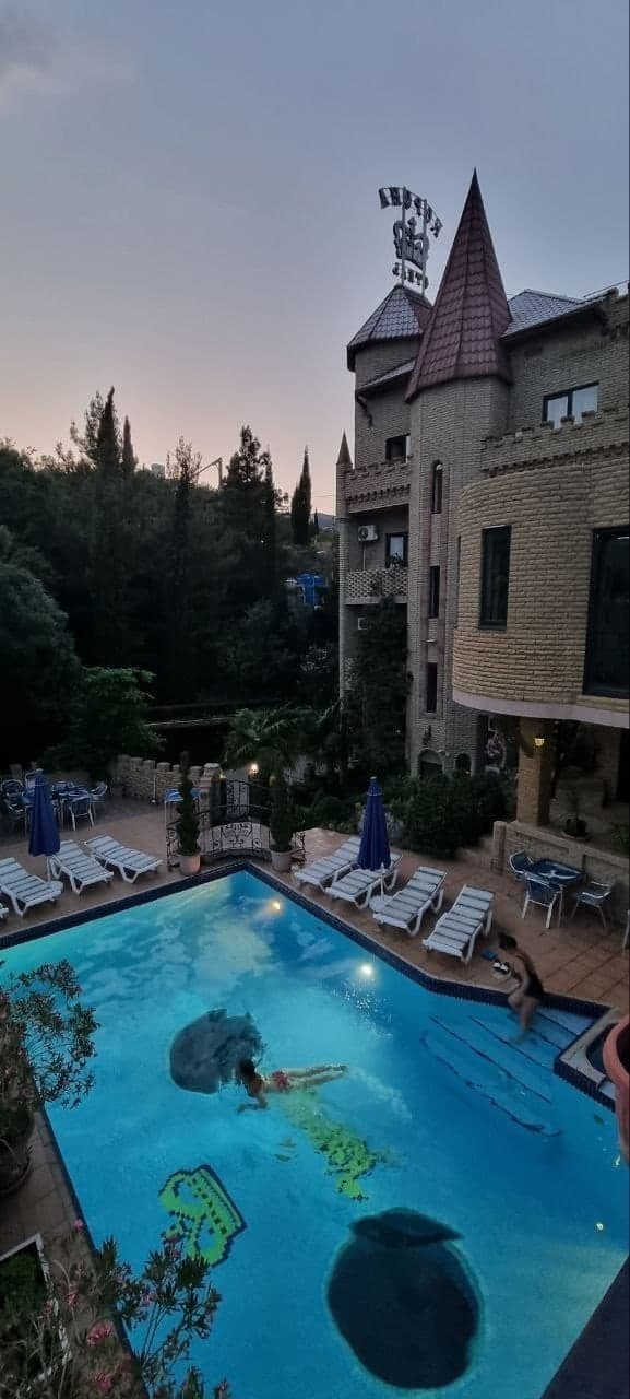 Hotel Korona — прибрежный замок в Утёсе, Крым